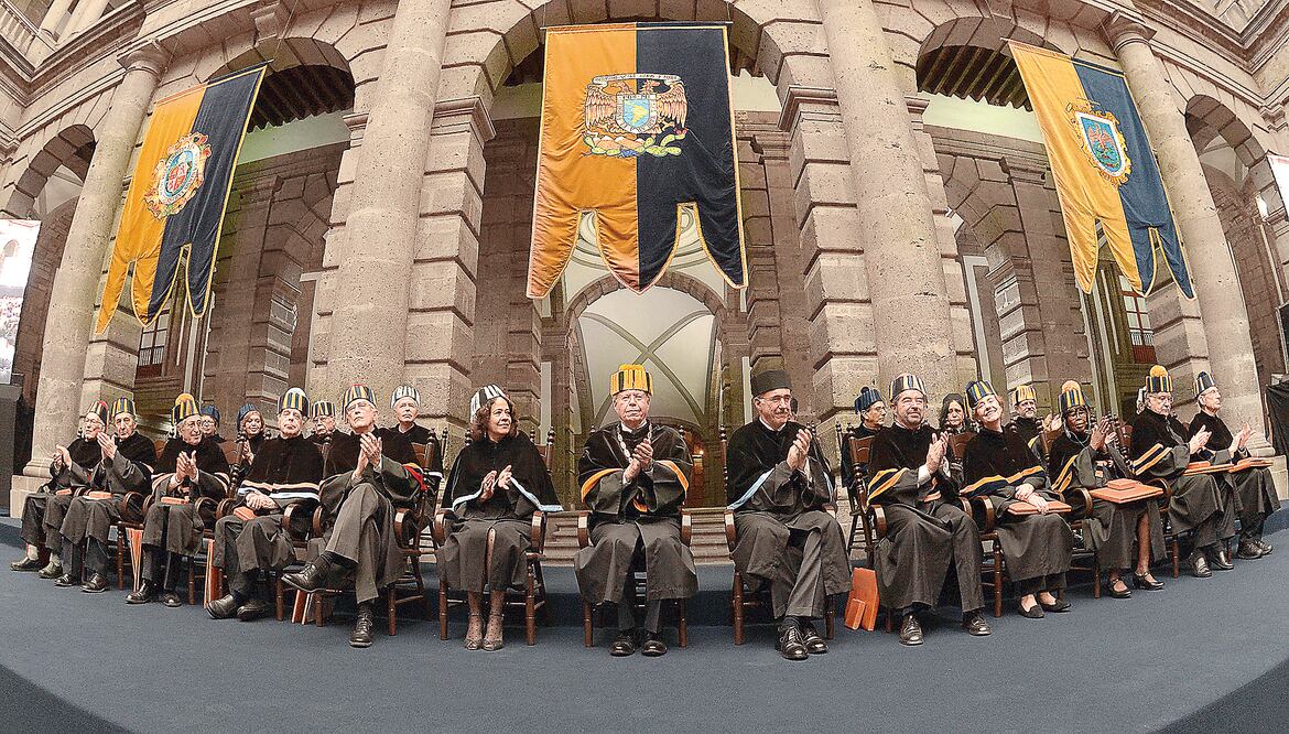 Los doctores fueron galardonados por la máxima casa de estudios en el Palacio de Minería (CARLOS MEJÍA. EL UNIVERSAL)