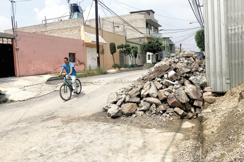 En varias de las calles hay aún toneladas de cascajo que no han sido trasladadas a un depósito de residuos. (EMILIO FERNÁNDEZ. EL UNIVERSAL)