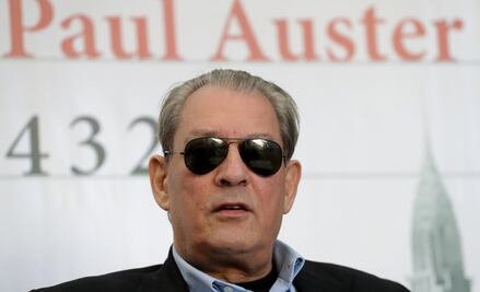 El escritor Paul Auster padece cáncer, anunció su esposa Siri Hustvedt