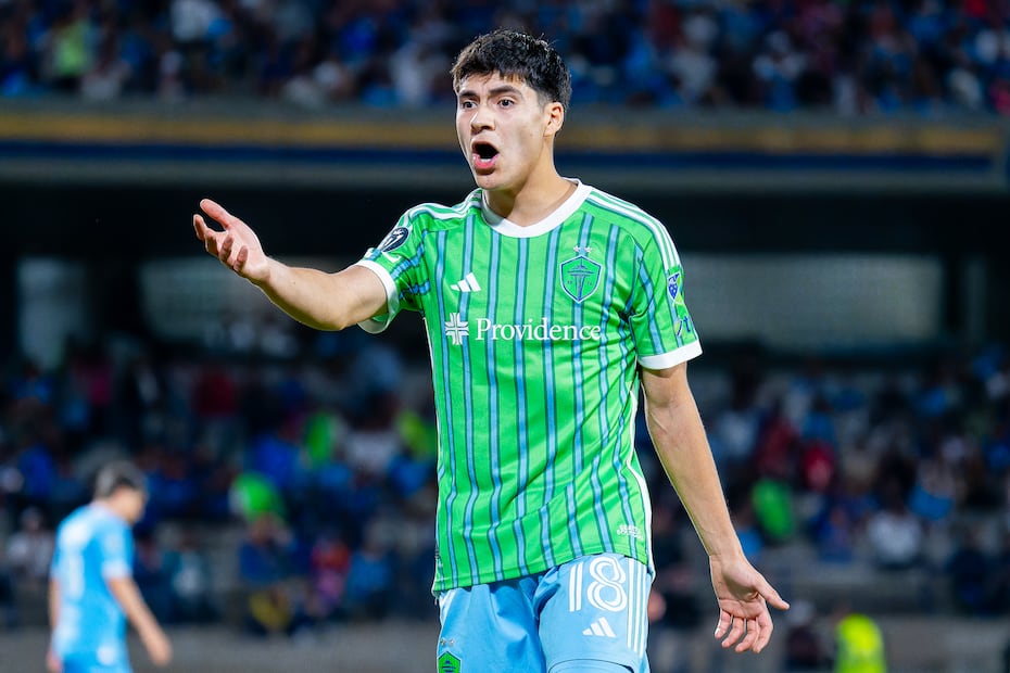 Obed Vargas en reclamo, durante partido con los Seattle Sounders - Foto: Imago7