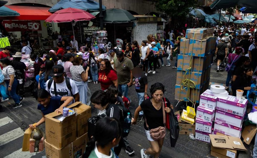 Compras escolares desbordan la calle Mesones; familias enfrentan listas más largas y precios más altos.
Foto: Hugo Salvador / EL UNIVERSAL