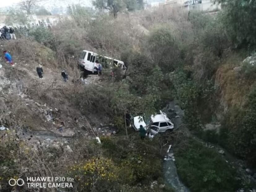 FOTOS: Reportan 4 muertos y 10 heridos tras choque entre microbús y dos autos en Naucalpan