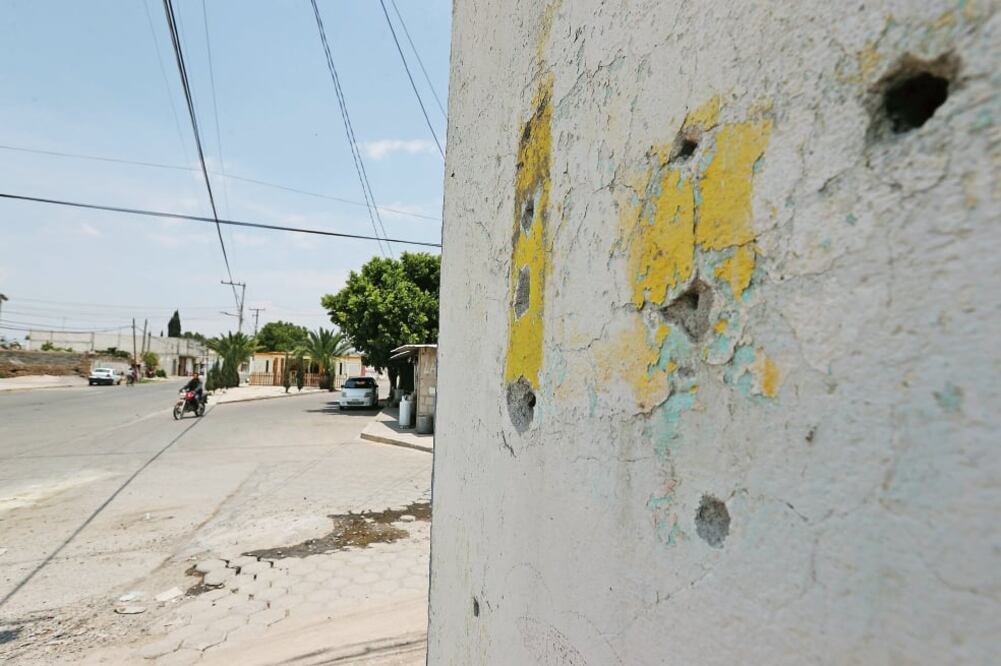 En calles del poblado Palmarito, municipio de Quecholac, Puebla, se aprecian “huella s” de la balacera entre elementos del Ejécito y presuntos huachicoleros. (ARIEL OJEDA. EL UNIVERSAL)