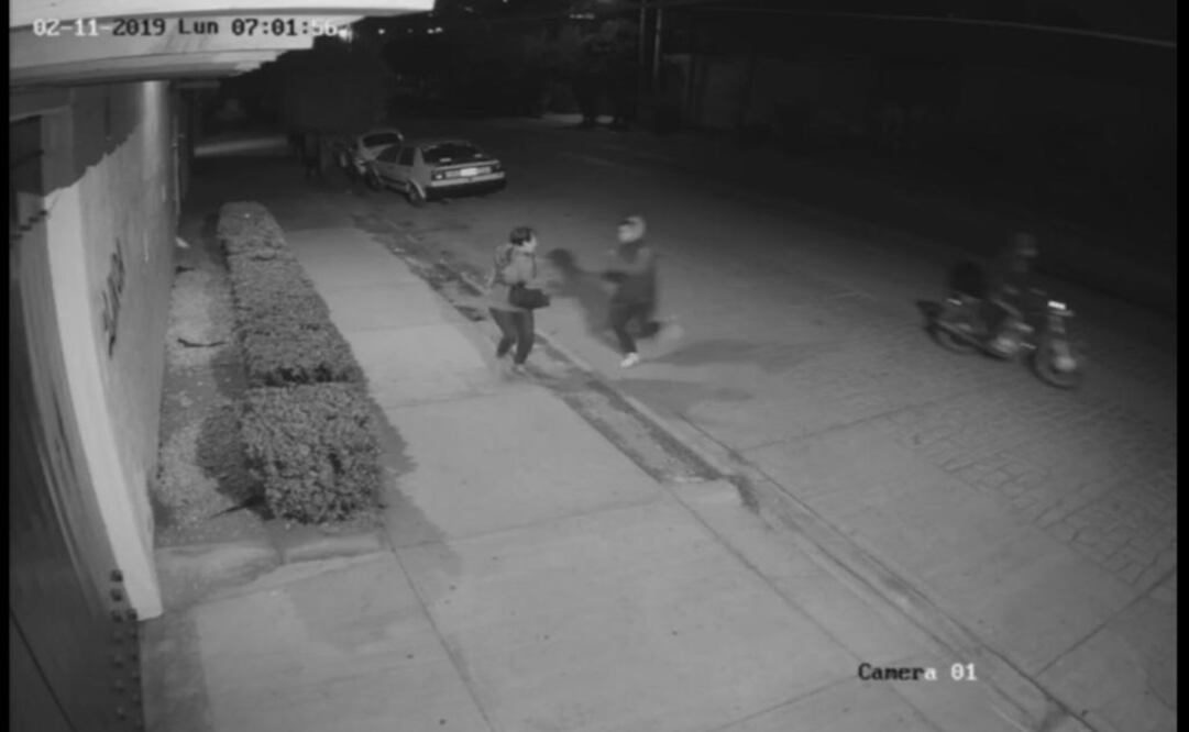  El individuo, de sudadera con gorro, forcejeó, la empujó, la tiró en la banqueta. Foto: Captura de pantalla 