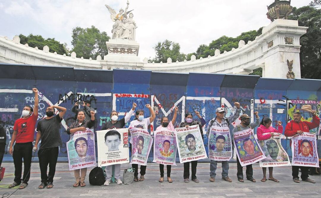  Los padres y familiares de los normalistas desaparecidos hace ocho años realizaron un mitin pacífico frente al Hemiciclo a Juárez. Afirman que no descansarán hasta saber qué les pasó a sus hijos. Foto: Carlos Mejía/ EL UNIVERSAL
