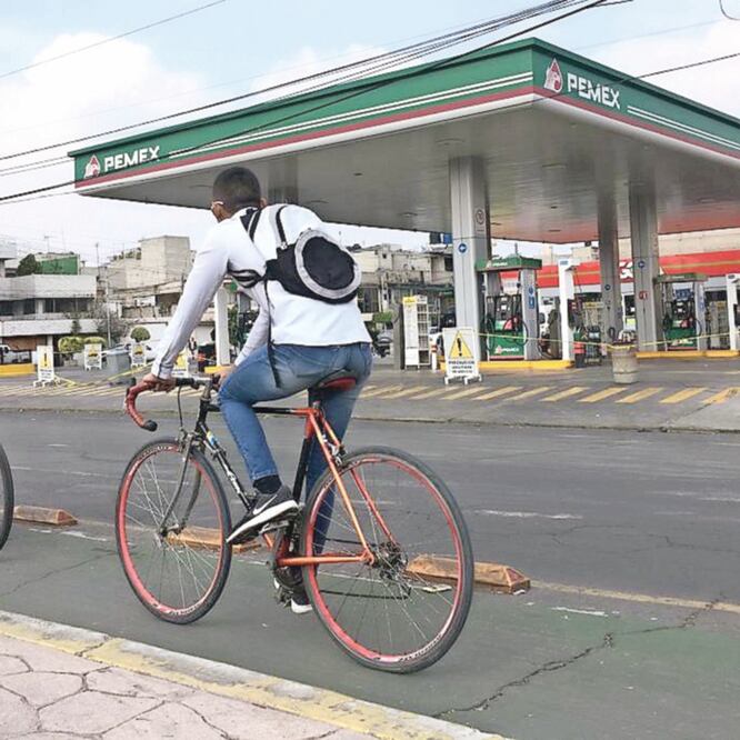 En las calles aumentó la presencia de personas pedaleando, debido a que el abasto de combustible en las gasolinerías no se ha regularizado. EMILIO FERNÁNDEZ. EL UNIVERSAL