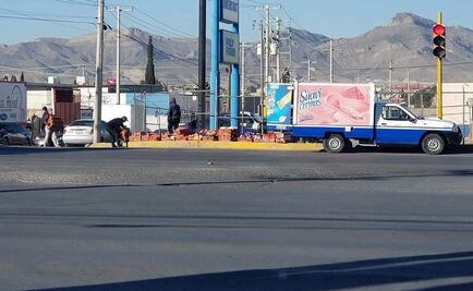 Ciudadanos ayudan a recoger productos que caen de camioneta