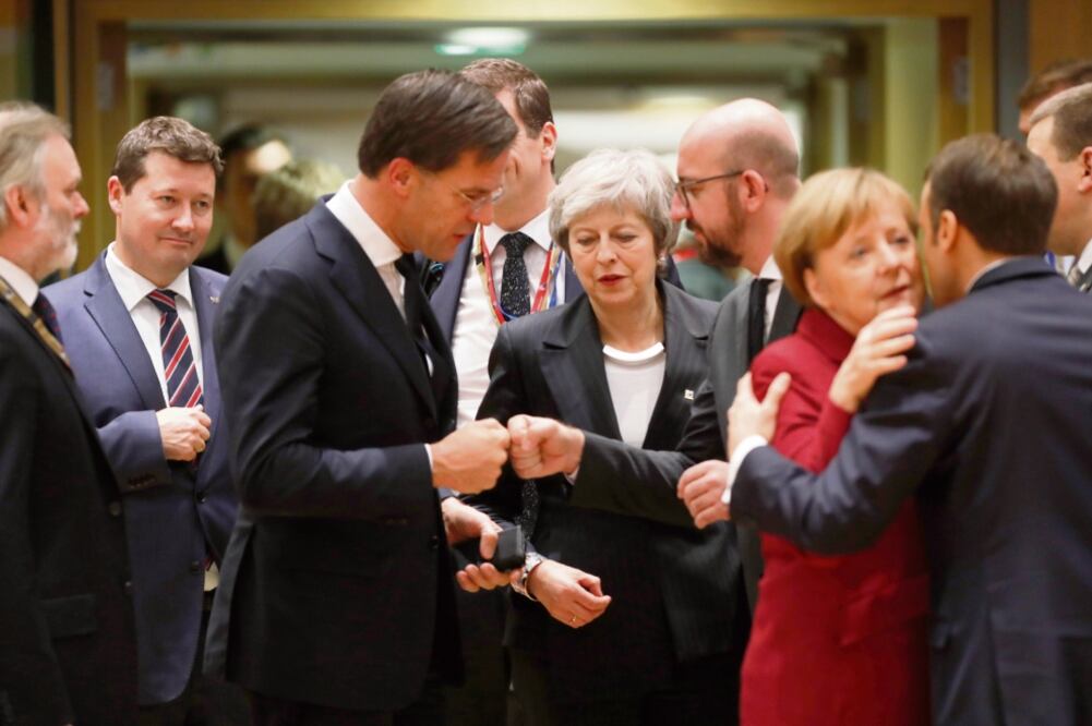 La primera ministra británica, Theresa May (al centro), a su llegada ayer para la cumbre de la Unión Europea, en Bruselas, donde se abordó el tema del Brexit, sobre el que la UE advirtió que no habrá cambios en el acuerdo. (ALASTAIR GRANT. AP)