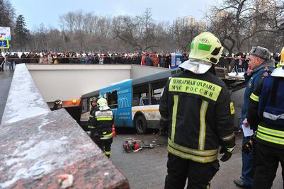 Autobús se estrella contra entrada del Metro en Moscú; hay 5 muertos