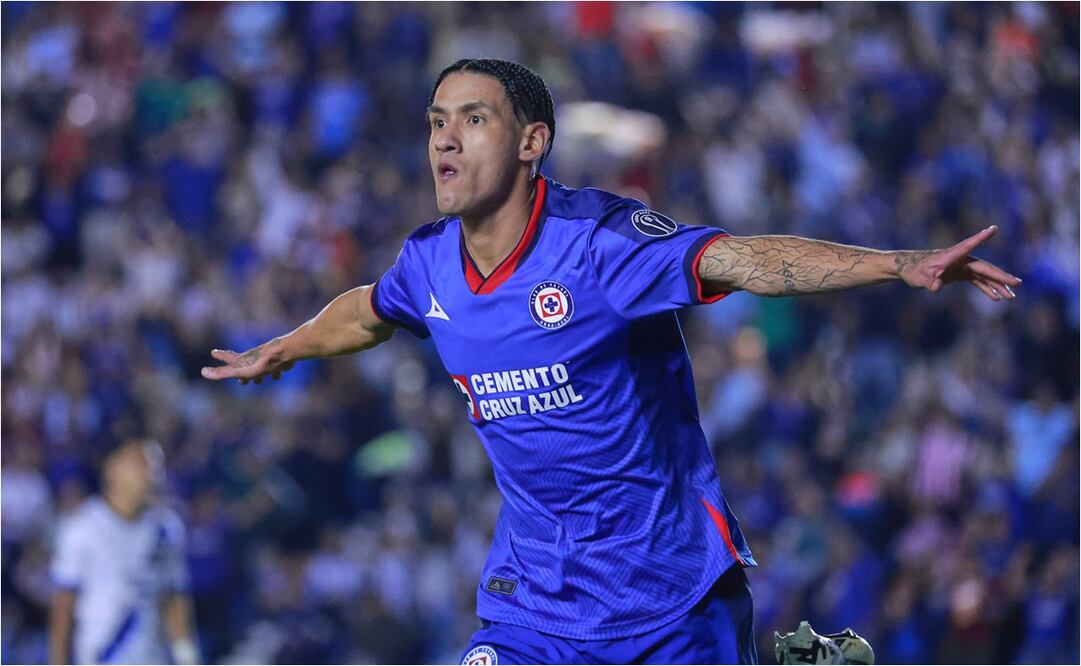 Uriel Antuna necesitó de un plátano para seguir el partido / FOTO: IMAGO7