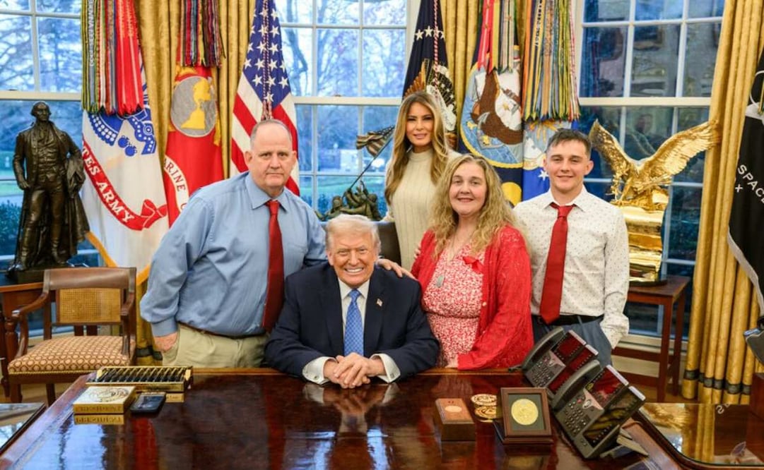 Donald y Melania Trump junto a la familia de Andrew Wolfe, sargento herido tras ataque. (04/12/25) Foto: X @WhiteHouse