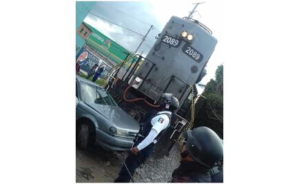 Tren arrolla a vehículo en Morelia; no hay heridos