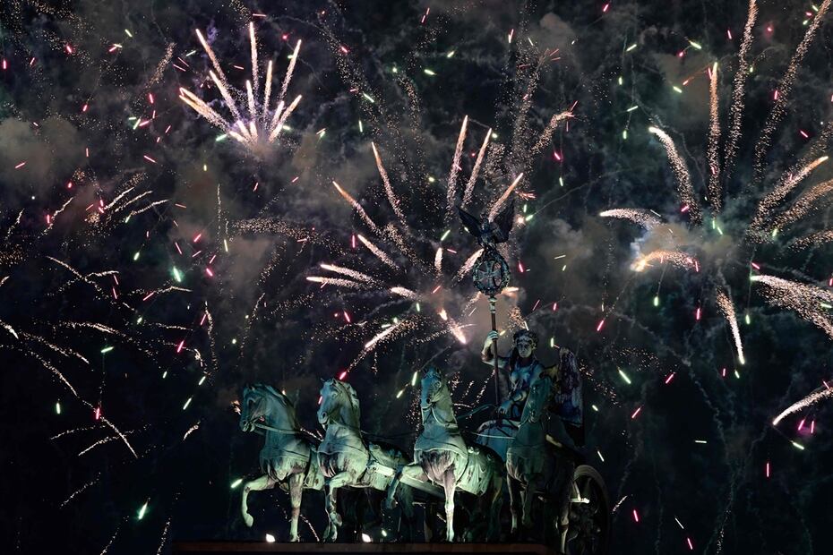 Los fuegos artificiales, detrás de la cuadriga de la emblemática Puerta de Brandeburgo de Berlín para dar la bienvenida al Año Nuevo el 1 de enero de 2024. Foto: AFP