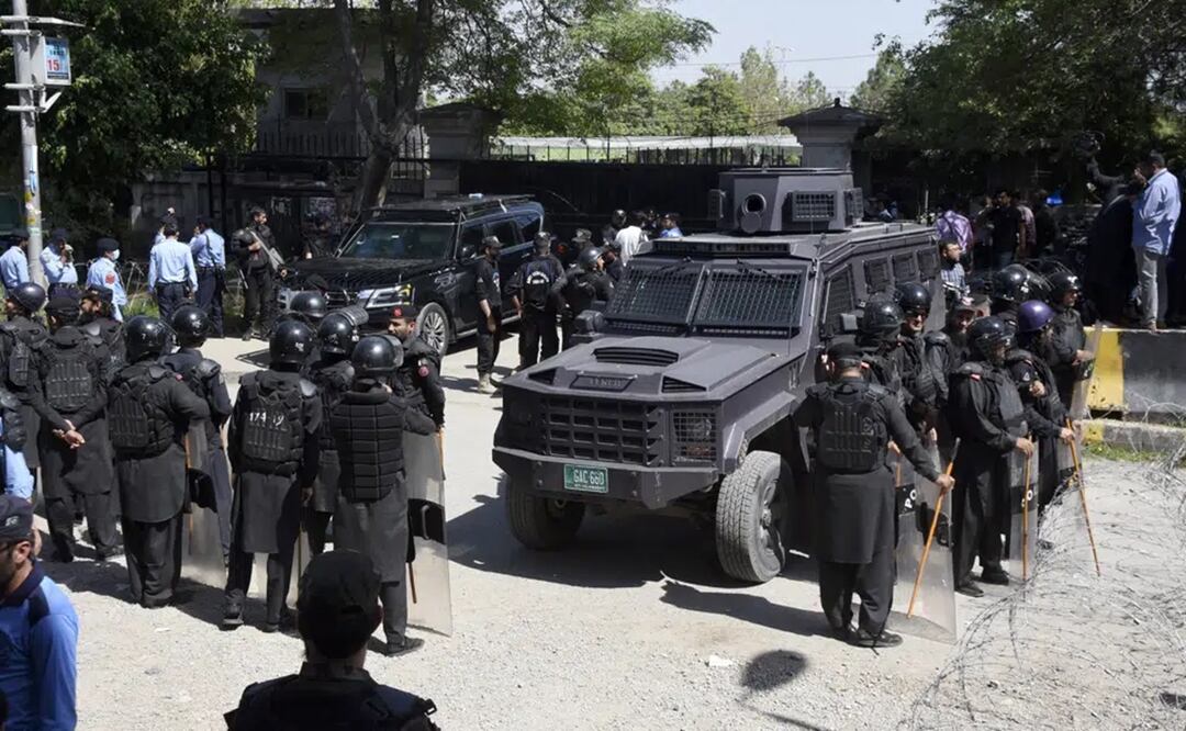 Policías antimotines paquistaníes montan guardia ante un vehículo blindado delante de una corte donde comparecía el exprimer ministro, Imran Khan, en Islamabad, Pakistán. Foto: AP