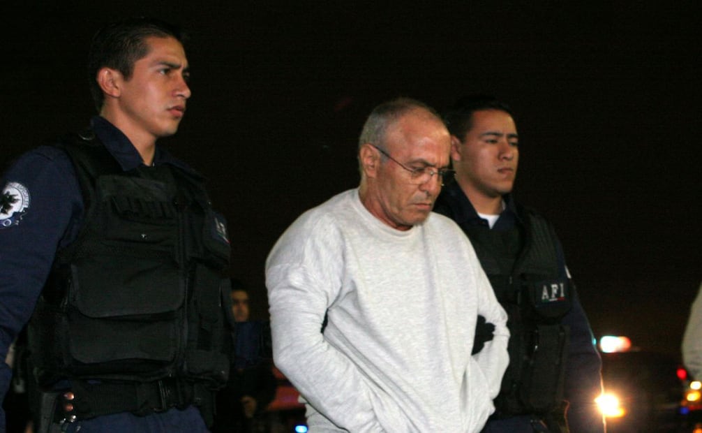 Jean Succar Kuri, en el centro, es escoltado por la policía federal en el aeropuerto de la Ciudad de México, México, el sábado 15 de julio de 2006. Foto: Especial
