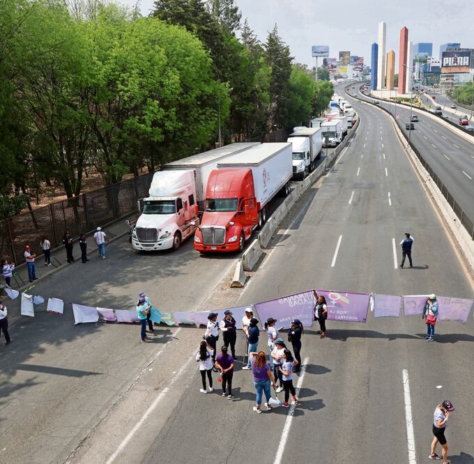 El grupo cerró la vialidad a la altura del Parque Naucalli. Foto: de Valente Rosas. El Universal