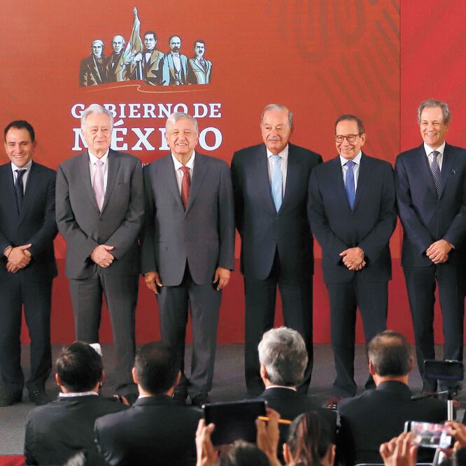 De izquierda a derecha, Arturo Herrera, Manuel Bartlett Díaz, Andrés Manuel López Obrador, Carlos Slim, Carlos Salazar Lomelín, Antonio del Valle y Carlos Ruiz Sacristán, en la conferencia matutina. BERENICE FREGOSO. EL UNIVERSAL