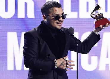 Nodal dedica su Grammy a Cazzu: “Gracias por reiniciarme la vida”