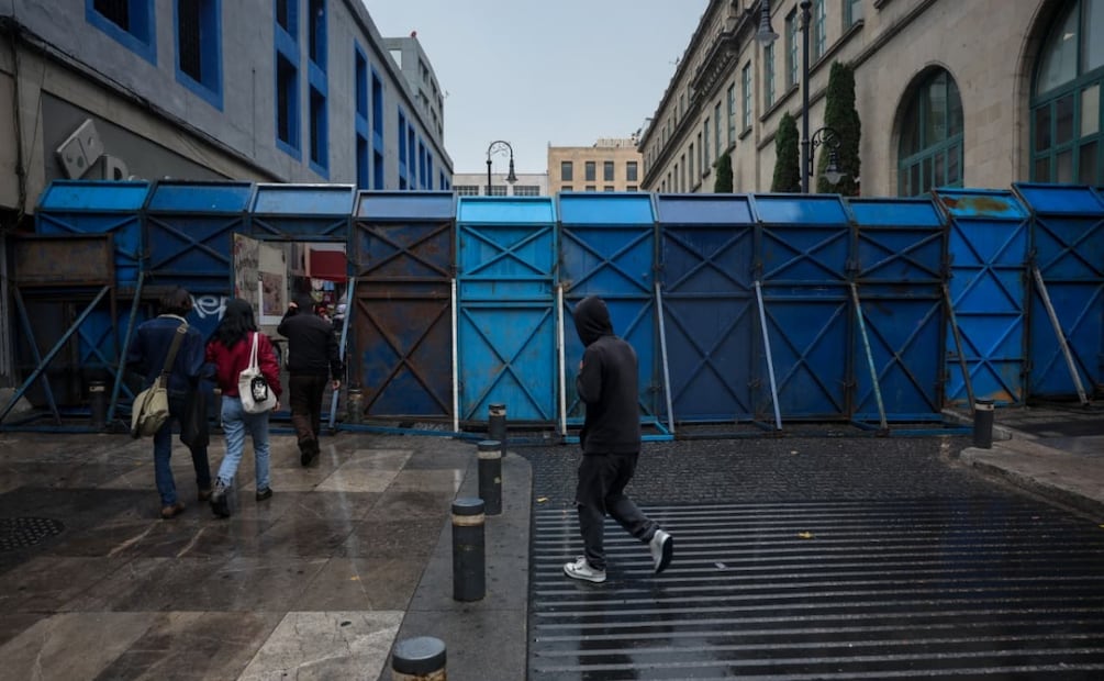 Colocan vallas en calles aledañas a Palacio Nacional por mega marcha de la CNTE (17/03/2026). Foto: Luis Camacho / EL UNIVERSAL