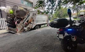 Camión recolector cae en socavón en alcaldía Benito Juárez; oquedad se abrió por una fuga de agua