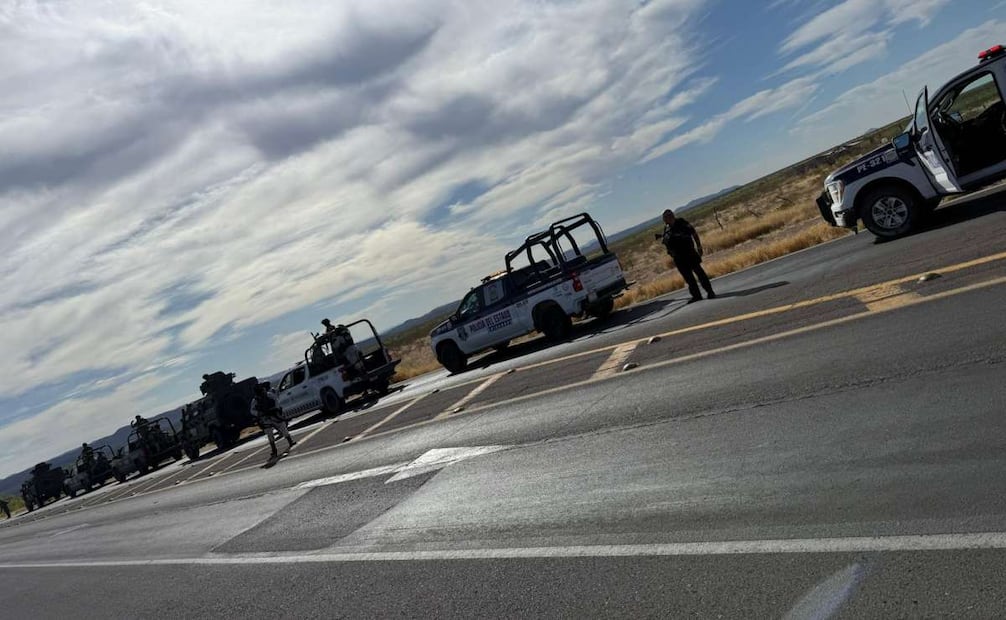 Desatan civiles armados enfrentamiento con policías en Ojinaga, Chihuahua; roban camión de pasajeros e incendian un Oxxo.
Foto: Especial.