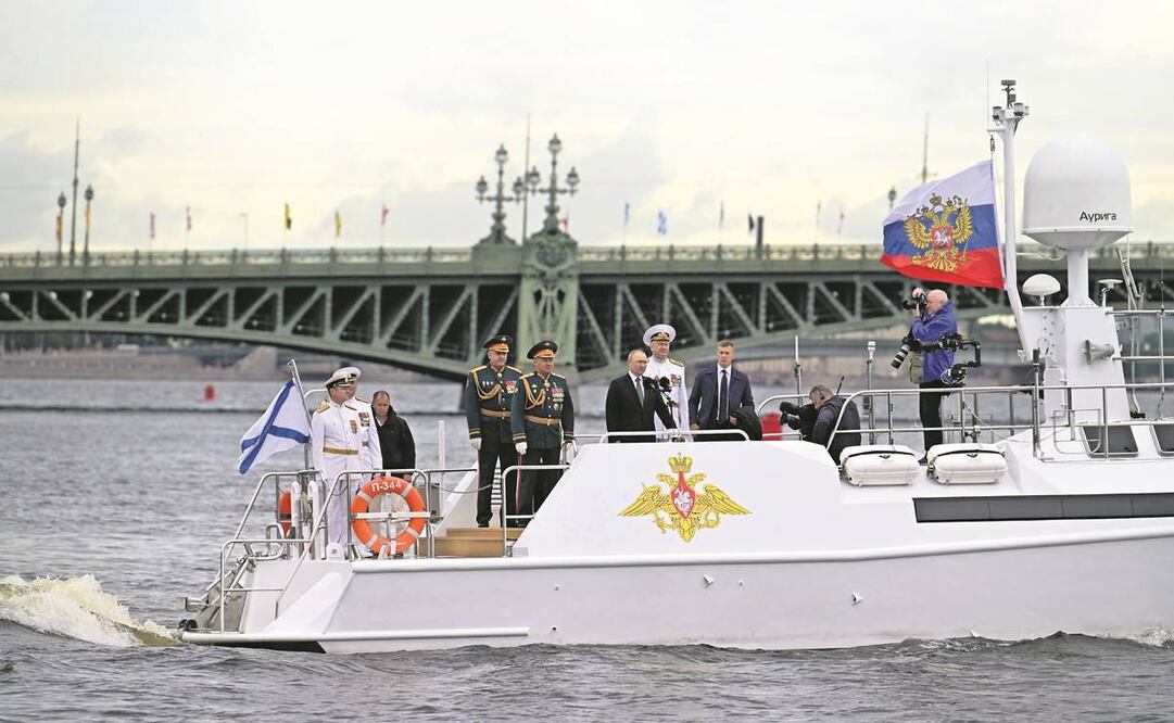 El presidente ruso, Vladimir Putin, durante el desfile naval por el Día de la Armada en San Petersburgo. Foto: PAVEL BYRKIN/AFP
