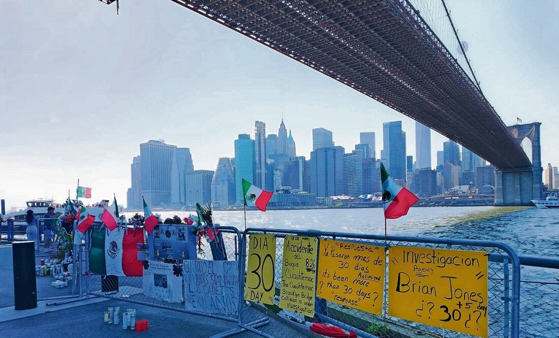 Debajo del puente de Brooklyn se levantó para “los héroes mexicanos” un altar con más de 50 veladoras, flores, rosarios y banderas mexicanas. Foto: Eduardo Dina / EL UNIVERSAL