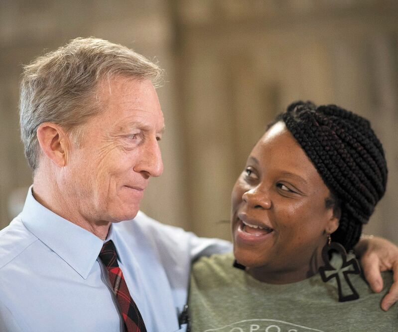 El precandidato demócrata Tom Steyer, ayer en el restaurante Palmetto Pig Bar-B-Q, en Columbia, Carolina del Sur. Foto: MARK MAKELA. REUTERS