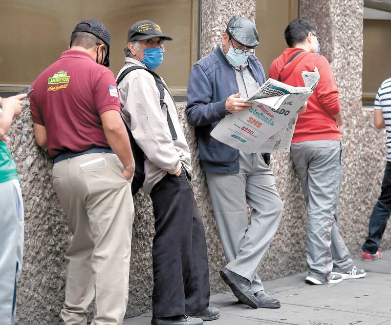 La reapertura de las actividades económicas será en condiciones diferentes a las que se dio el cierre, consideró el secretario de Hacienda. Foto: ALFREDO ESTRELLA. AFP