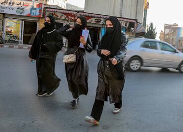 ONU insta a los talibanes a revocar políticas contra las mujeres en Afganistán