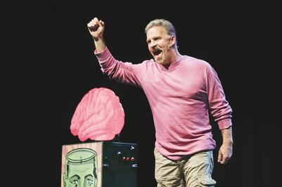 Ari Telch cura sus penas en escena riendo de sí mismo