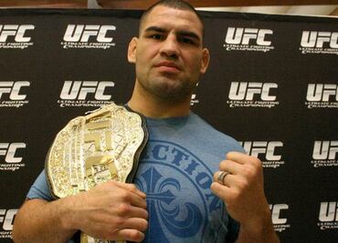 Floyd Mayweather es favorito para Caín Velásquez