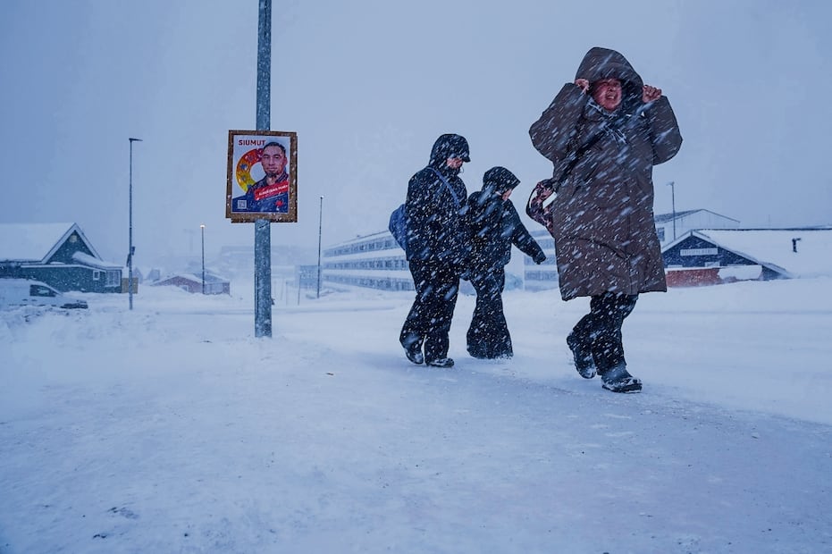 Residentes locales en Nuuk, Groenlandia, el 8 de marzo pasado. Foto: de Evgeniy Maloletka. AP