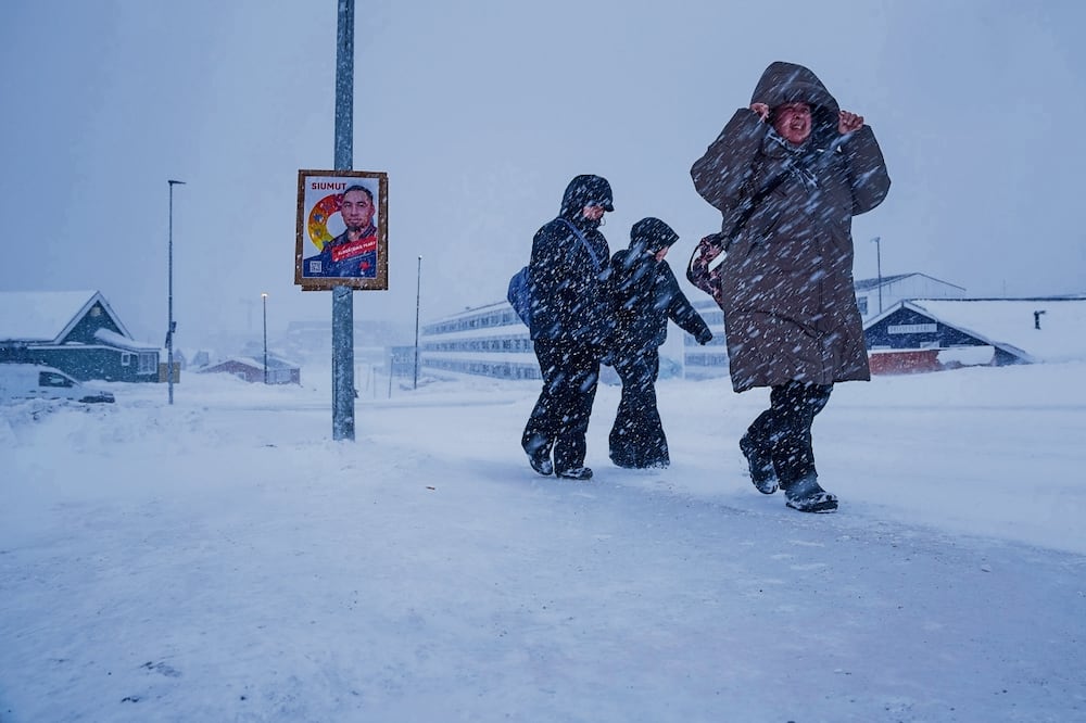 Residentes locales en Nuuk, Groenlandia, el 8 de marzo pasado. Foto: de Evgeniy Maloletka. AP