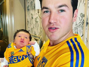 Samuel García presume a su hija Mariel con uniforme de Tigres