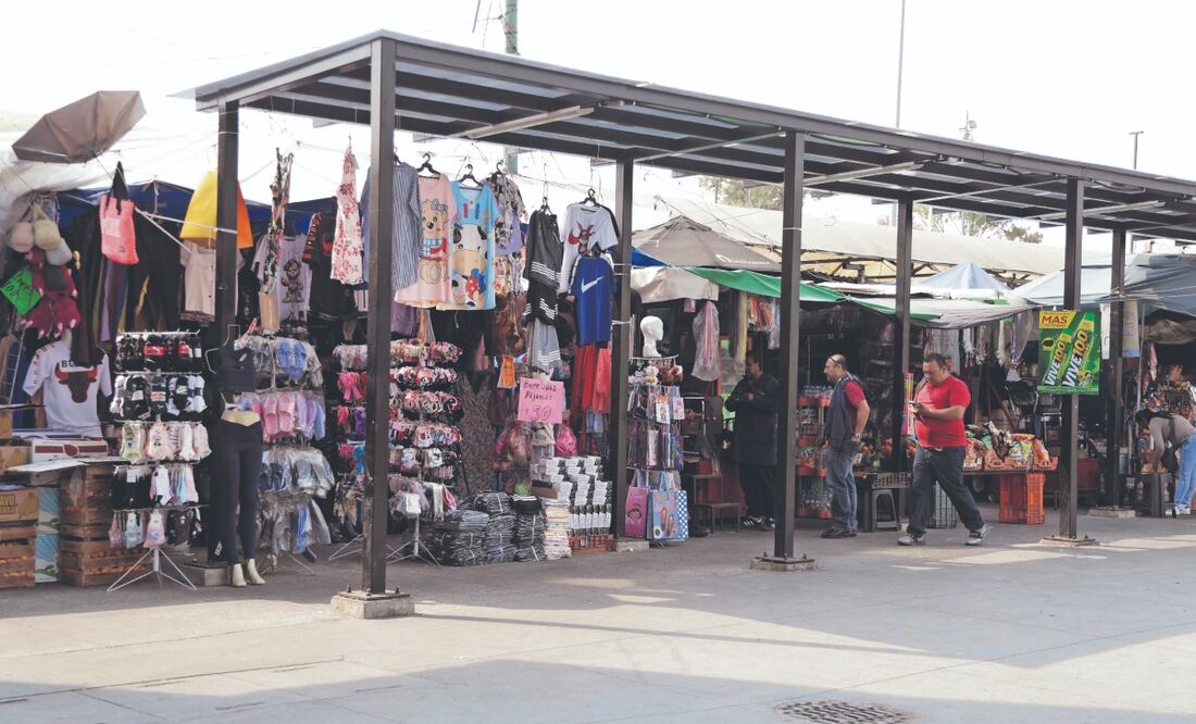El reordenamiento de los comerciantes informales que trabajan en Indios Verdes está frenado debido al cambio de administración y a las inconformidades por parte de los vendedores por el acondicionamiento del espacio que tendrán. Foto de Carlos Mejía. El Universal
