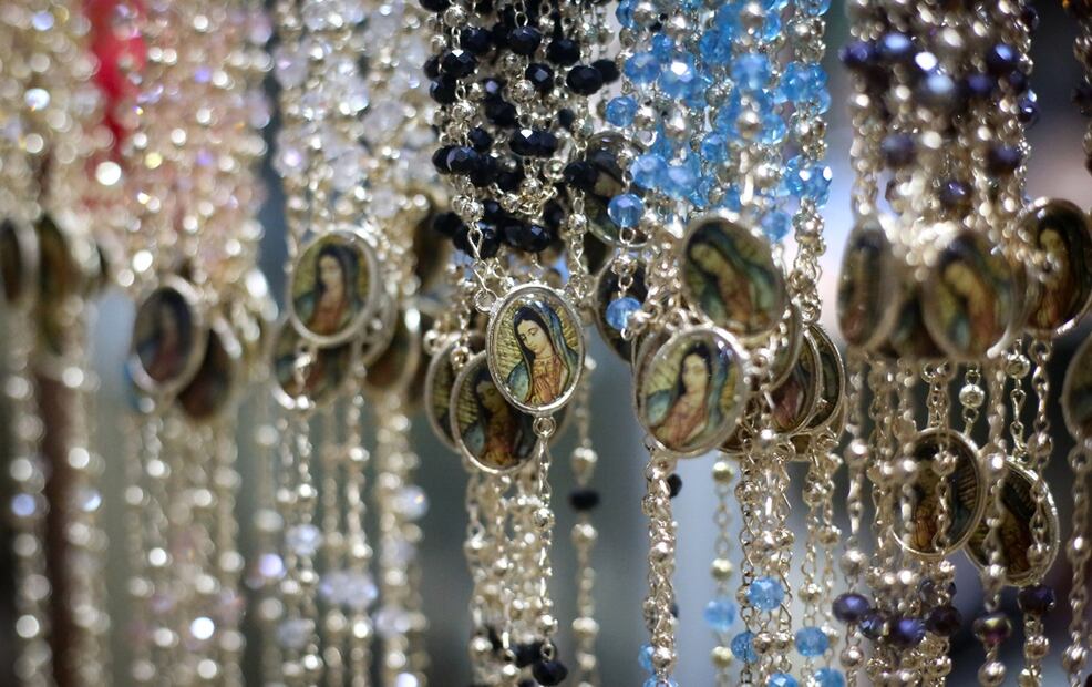 Dos horas después, EL UNIVERSAL regresó al lugar de los hechos y se constató que los puestos habían sido levantados los puestos. Estaba una mujer que vendía velas. Foto: Luis Camacho/EL UNIVERSAL