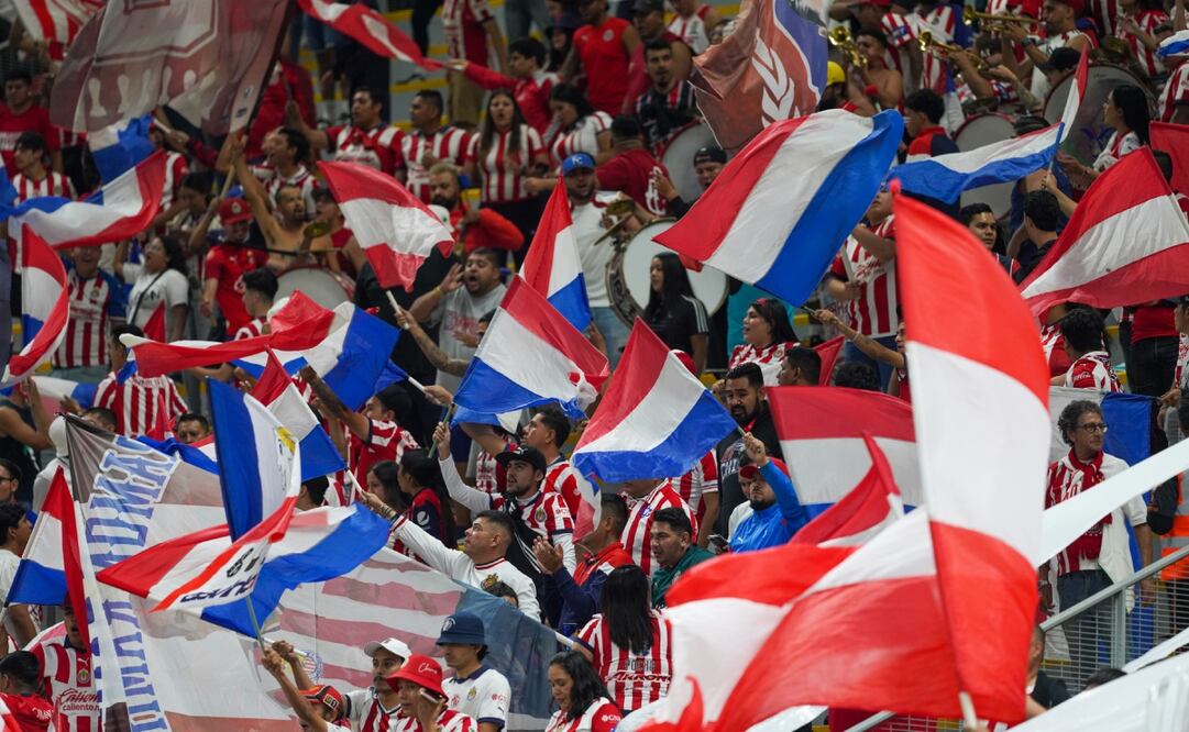 Afición revienta a las Chivas por presentar un nuevo jersey ya eliminados del Apertura 2024 - Foto: Imago7
