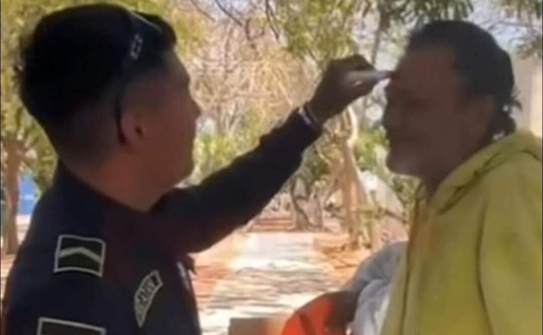 Dos elementos de la Secretaría de Seguridad Pública en Yucatán fueron suspendidos por humillar a un hombre en situación de calle (11/04/2025). Foto: Especial