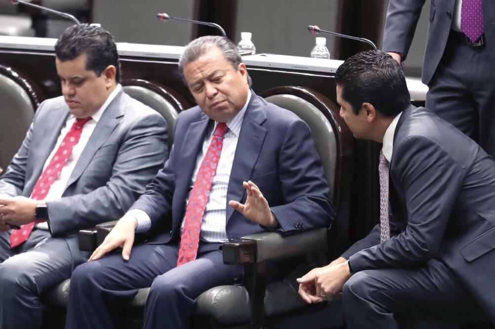 El diputado del PRI César Camacho (centro) asegura que la PGR tiene la obligación de ir tras las evidencias sobre el patrimonio de la familia del presidente nacional del PAN, Ricardo Anaya. (ARCHIVO EL UNIVERSAL)