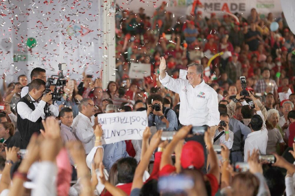 El candidato tricolor a la Presidencia de la República, José Antonio Meade, visitó Coacalco, en el Estado de México, donde llamó a los priístas a trabajar para ganar los cinco cargos de elección popular que se diputan en la entidad (IRVIN OLIVARES)