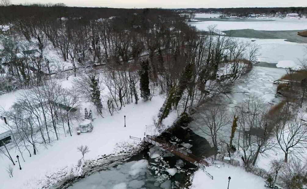 La nevada provoca cancelaciones masivas de vuelos, cortes eléctricos y la declaración de emergencia. (23/02/26) Foto: AP