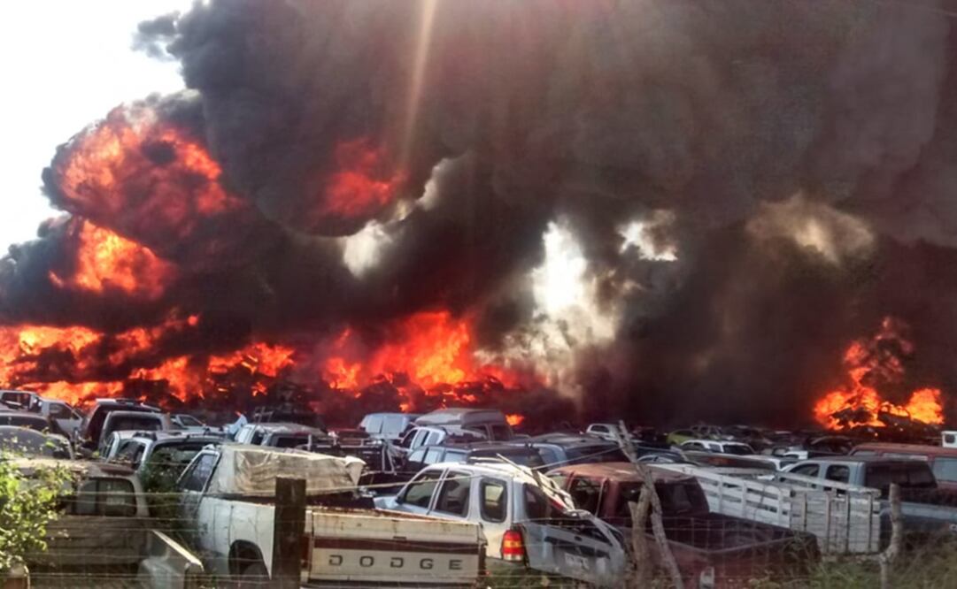 Los cuerpos de emergencia reportaron que hubo explosiones de varios vehículos, los cuales aún tenían gasolina en sus tanques (Foto: cortesía Ordenador.com)
