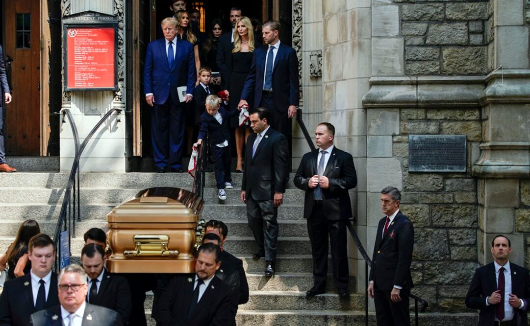 El expresidente Donald Trump, lleva a su familia detrás del ataúd de Ivana Trump después de su funeral. Foto: AP 