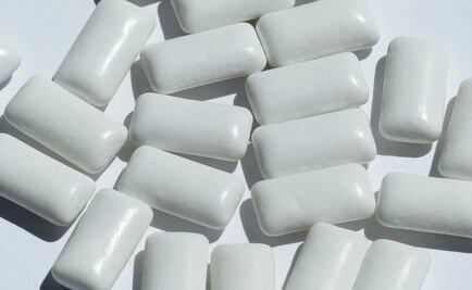 Goma de mascar podría reducir contagios de Covid-19; ensayos en etapa experimental