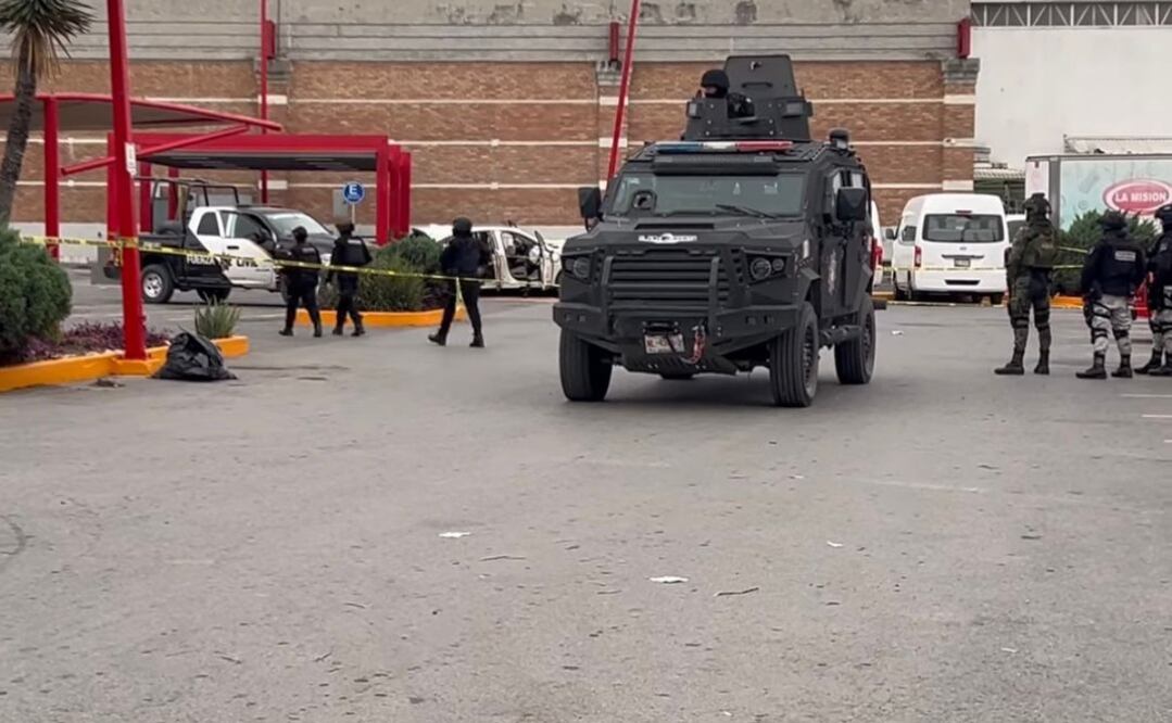 Una de las persecuciones terminó en el estacionamiento de un establecimiento comercial, donde quedaron dos camionetas. Foto: Especial