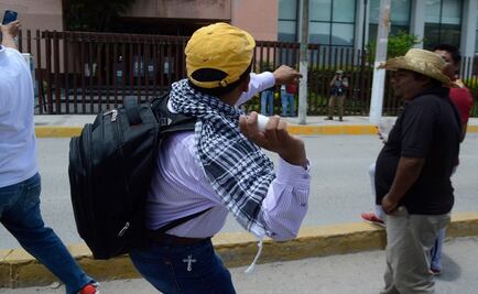 Profesores arrojan huevos al Congreso de Guerrero