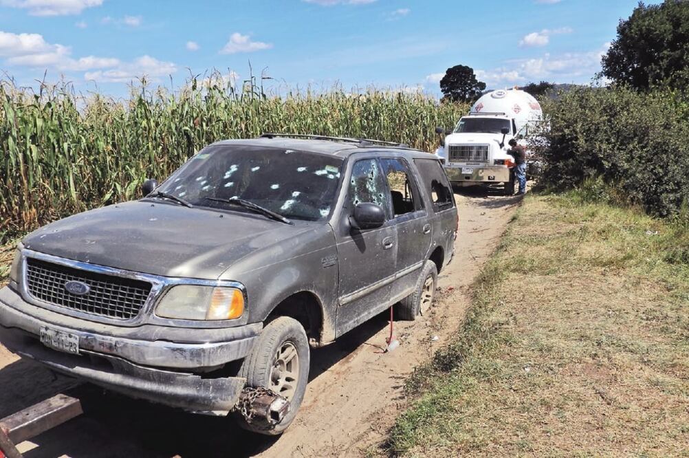 Las fuerzas de seguridad realizaban un recorrido cuando localizaron una camioneta y una pipa de gas en medio de sembradíos en la capital poblana. Foto: OMAR CONTRERAS. EL UNIVERSAL