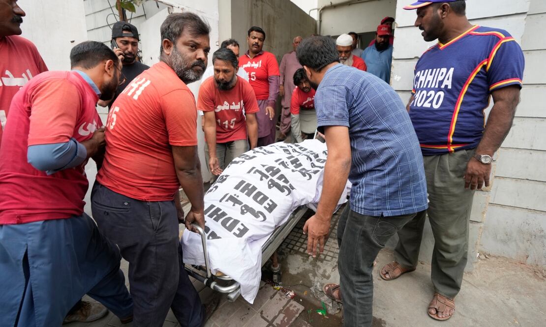 Hombres cargan un cadáver en Karachi, Pakistán, sábadp 25 de noviembre de 2023. Al menos 10 personas fallecieron y 22 resultaron heridas en un incendio que arrasó un centro comercial en Karachi, una ciudad en el suroeste de Pakistán, dijeron la policía y funcionarios locales el sábado. Foto: AP