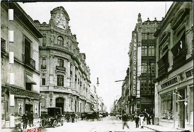 La noche insiste, la noche nos embriaga